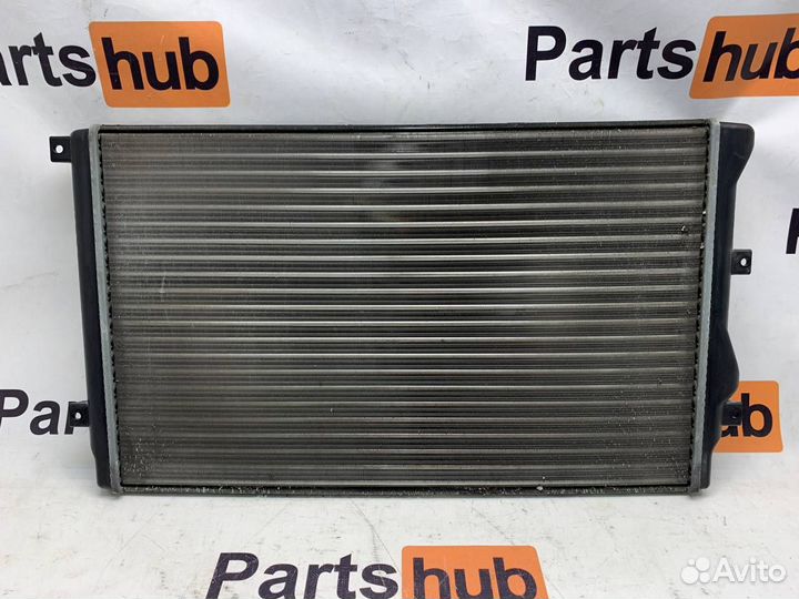 Радиатор охлаждения двигателя Volkswagen Golf 6