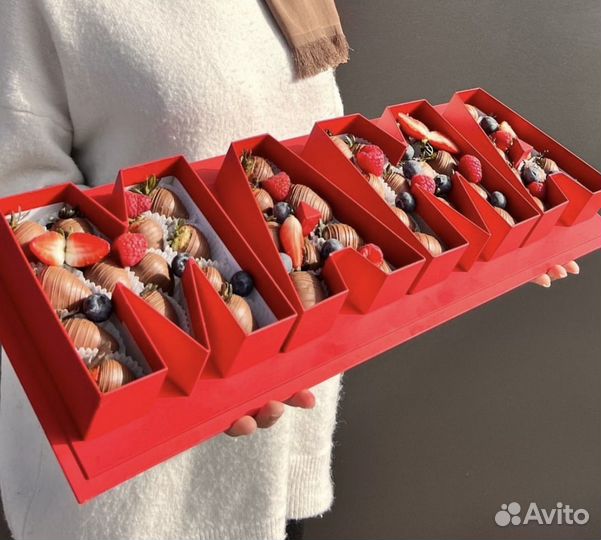 Подарочные коробки для цветов клубники в шоколаде