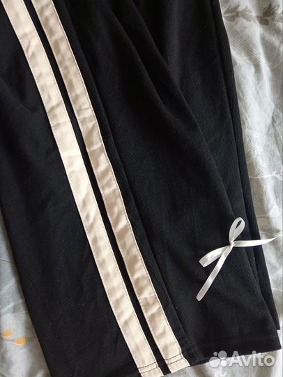 Штаны с лампасами широкие