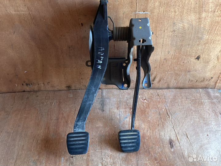 Педали тормоза и сцепления renault logan 1