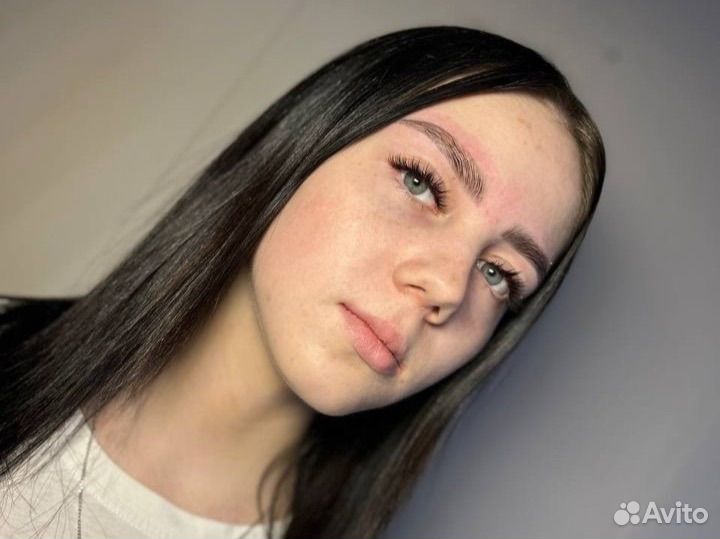 Модель на брови
