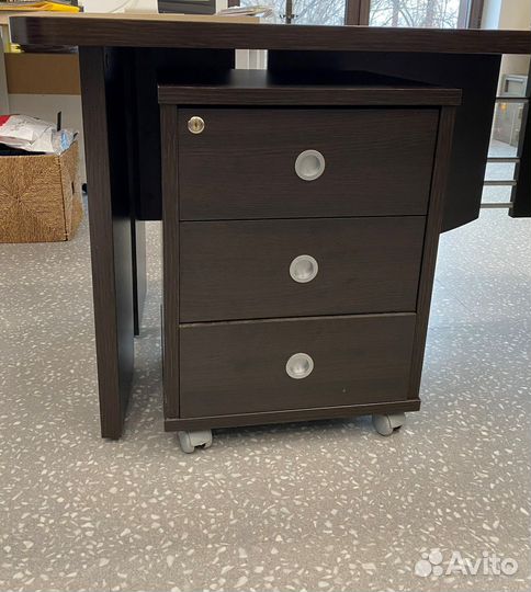 Стол письменный для офиса