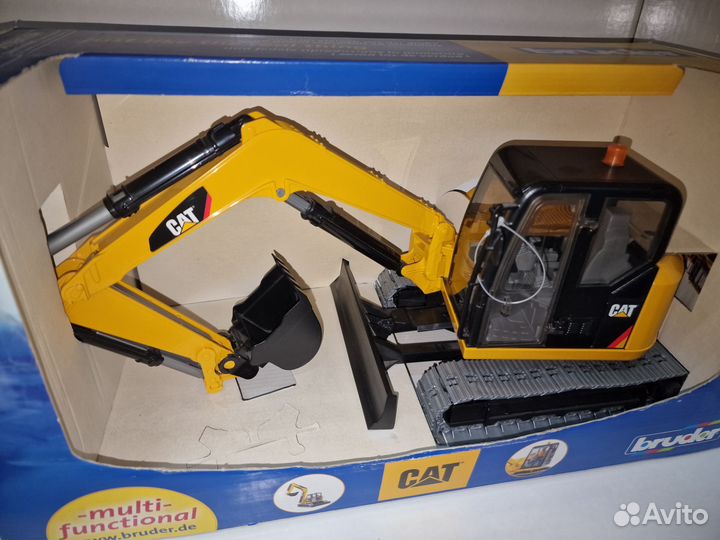 Игрушка Экскаватор гусеничный CAT с отвалом Bruder