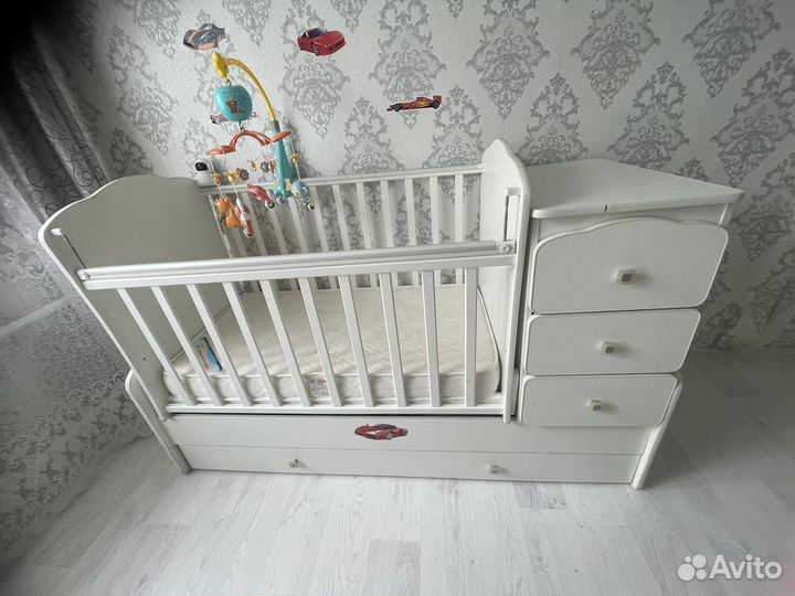 Детская кроватка с маятником и ящиком