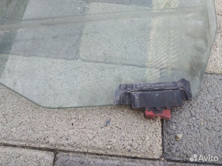 Переднее левое стекло на ммс Кольт 2002-2006