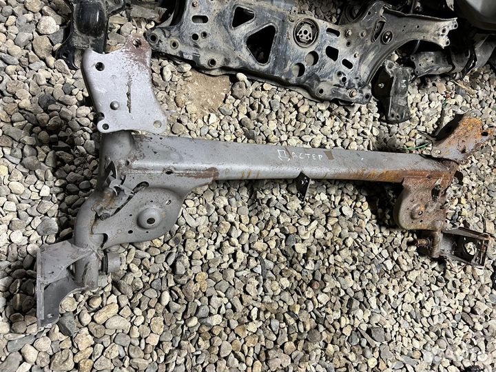 Балка задняя на renault duster 555016666R