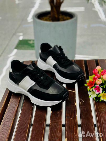 Кроссовки женские