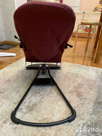 Шезлонг babybjorn с игрушкой