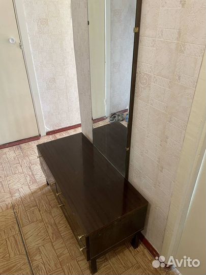 Трюмо с зеркалом