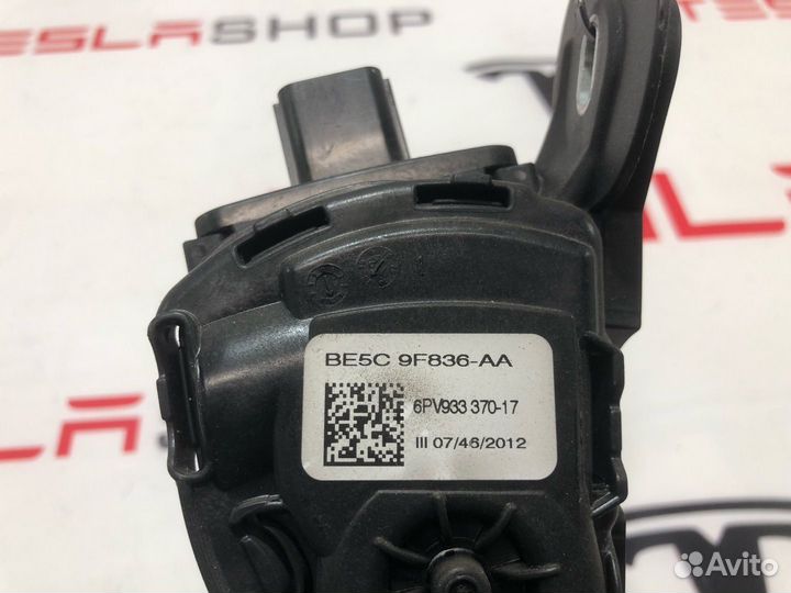 Педаль газа Tesla Model S 2013 1005307-00-A