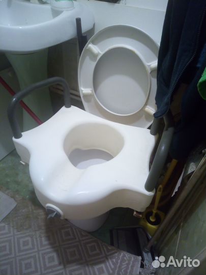 Насадка на унитаз с поручнем