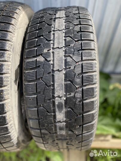 Toyo Observe Garit GIZ 215/55 R17 94T