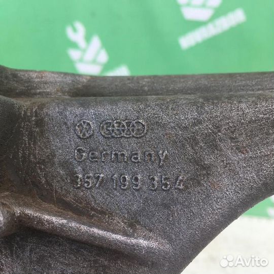 Кронштейн двигателя правый Фольксваген Пассат Б3