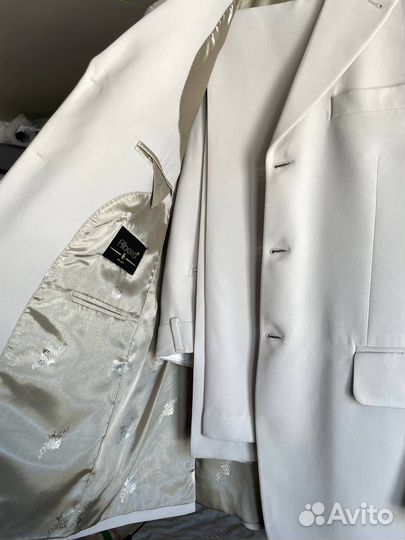 Костюм светлого серого цвета