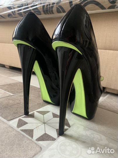 Лаковые туфли 39
