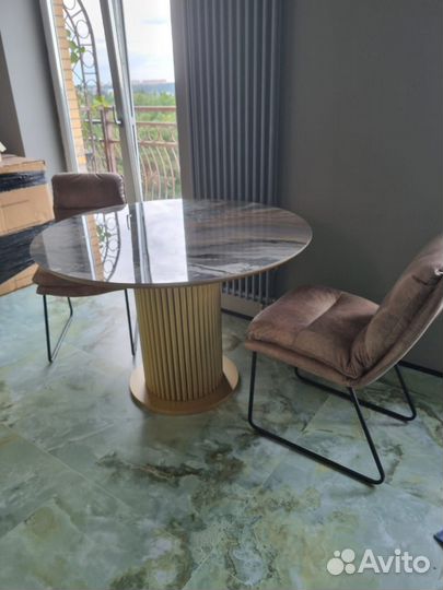 Стол из керамогранита круглый