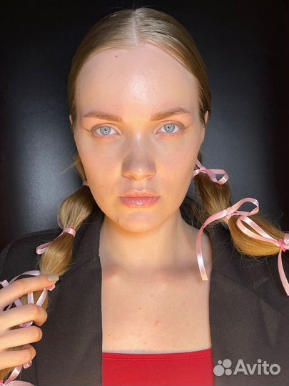 Модель на брови