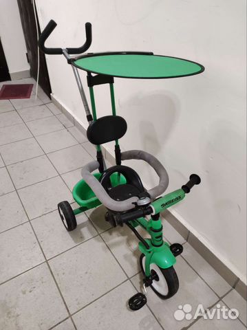 Детский трехколесный велосипед с ручкой