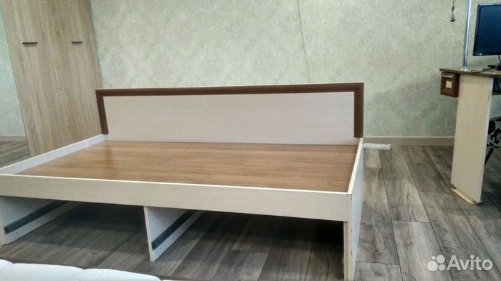 Кровать - односпалка (с матрасом), шкаф