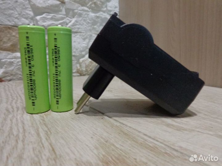 Зарядное устройство и 4 литий-ионных аккумуляторов