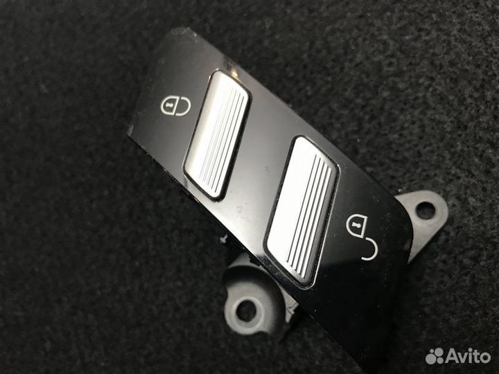 Кнопка центрального замка передняя правая