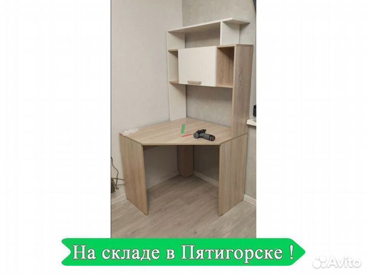 Компьютерный стол угловой с полками