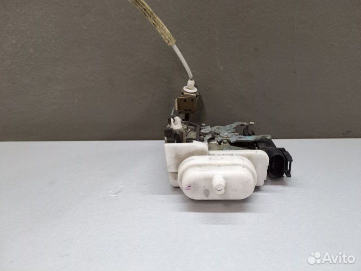 Замок двери передний правый Audi A4 В5 2008