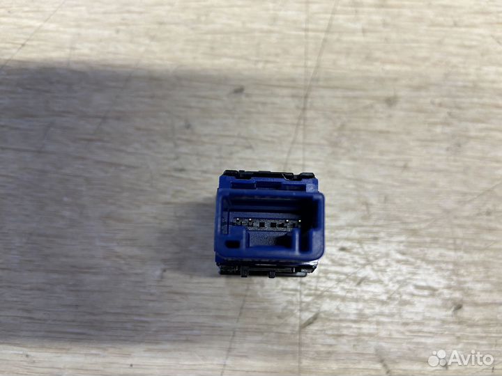 Кнопка открывания багажника Toyota Camry 75