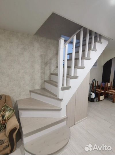 Лестница на второй этаж. Под ключ