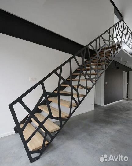 Лестница для загородного дома металический каркас