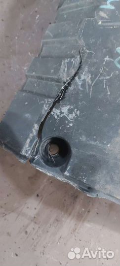 Крышка двигателя на Mitsubishi Lancer 9