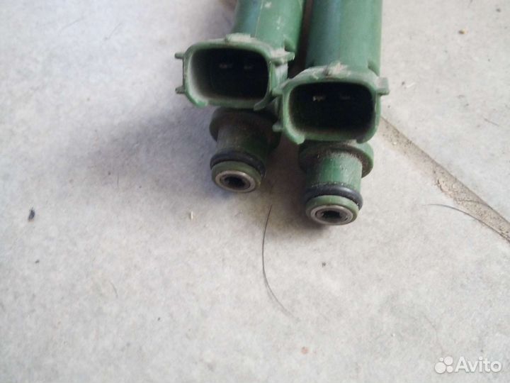 Форсунка топливная Toyota Avensis Corolla Pontiac