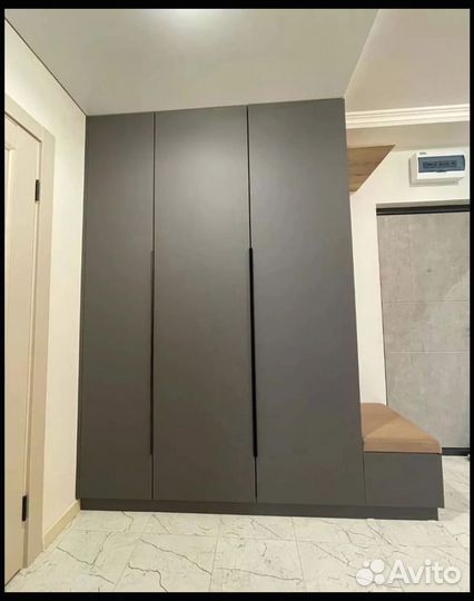 Шкаф в прихожую с зеркалом трехстворчатый