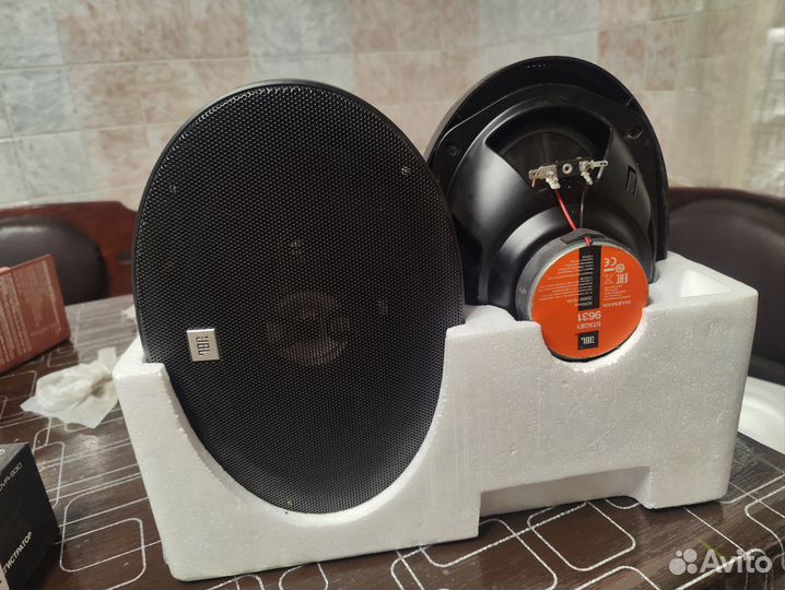 Акустические колонки jbl