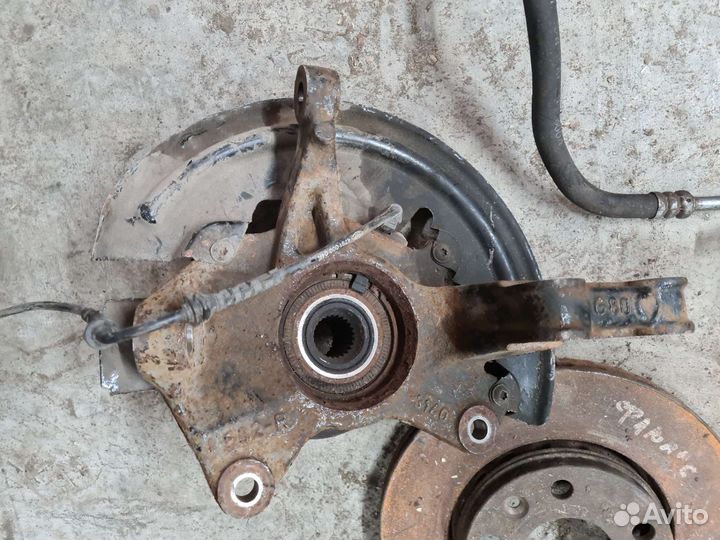 Левый поворотный кулак Renault Fluence