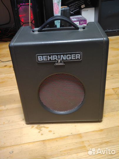 Басовый комбик Behringer Thunderbird bx108