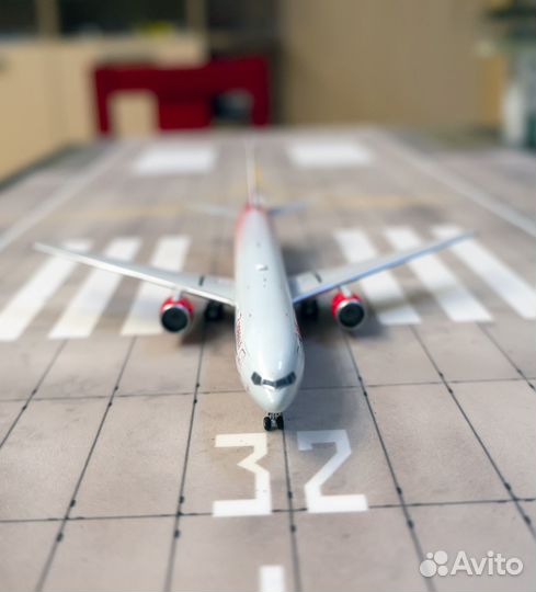 Модель самолета Boeing 777-300 в масштабе 1:400
