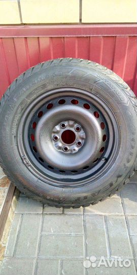 Goodyear UltraGrip Extreme 215/65 R16