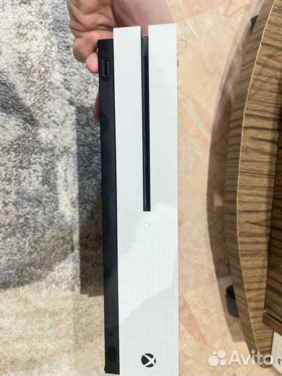 Xbox one s 1tb с двумя геймпадами