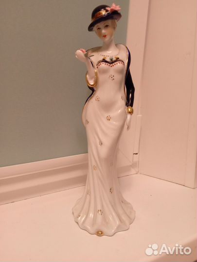 Статуэтка фарфор Дама с кувшинкой
