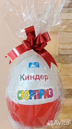 Большое шоколадное киндер яйцо