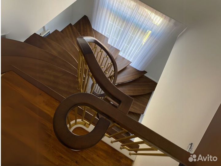 Деревянная лестница на второй этаж