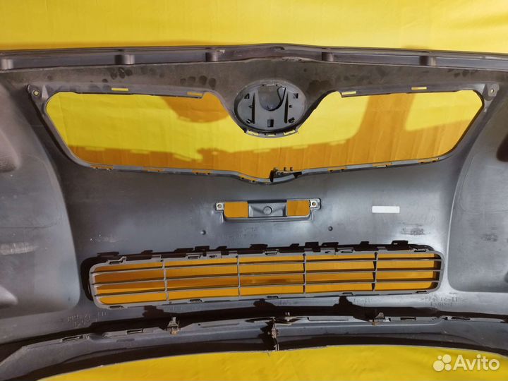 Передний бампер Toyota Avensis T250