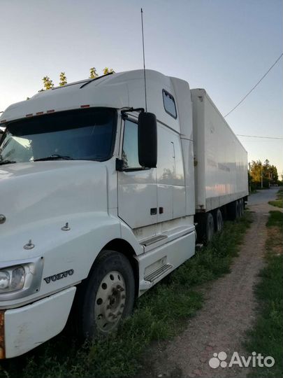 Volvo VNL с полуприцепом, 2002
