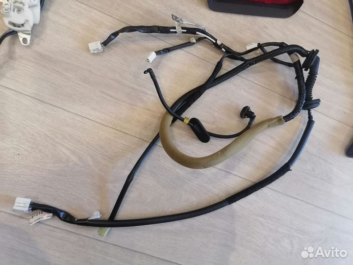 Запчасти от задней двери