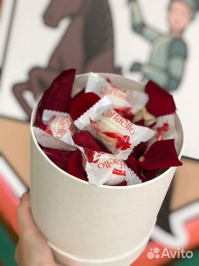 Коробка с Лепестками и Конфетами