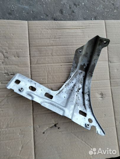 Кронштейн крыла VW Touran 2006