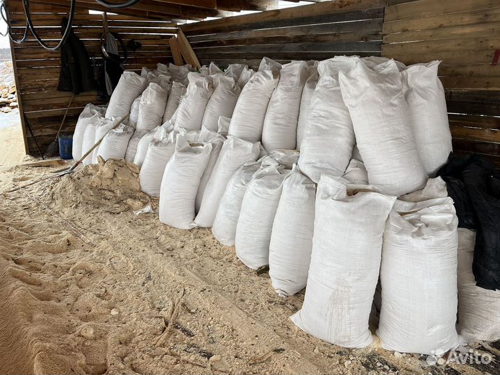 Сухие опилки в мешках