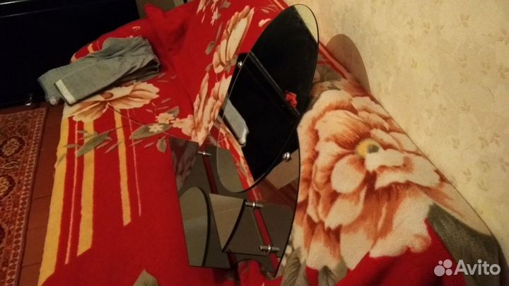 Зеркало с зеркальными полками