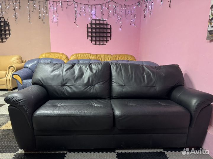 Кожаный диван